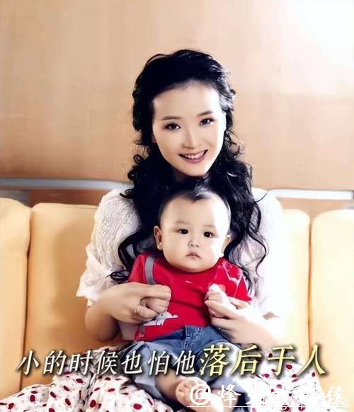 王艳罕见晒与继子亲密合照，兄弟相处融洽如同龄人